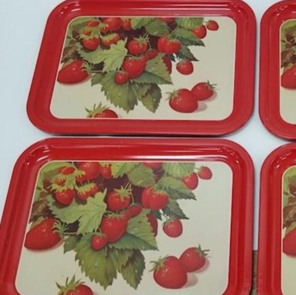 🍓Vintage Metal Strawberry Tray Set 😍 - Picture 6 of 7